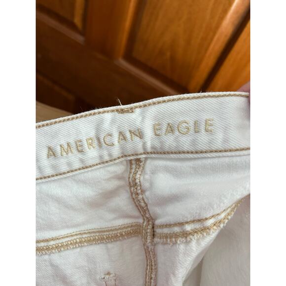 Women's American Eagle white distressed short shorts size 10 - Picture 3 of 4